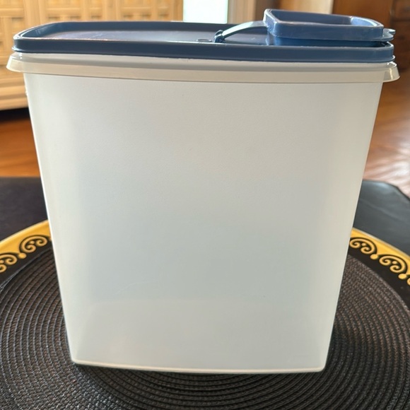 Vintage Tupperware 20 Cup Cereal Keeper Blue Lid - Picture 1 of 5